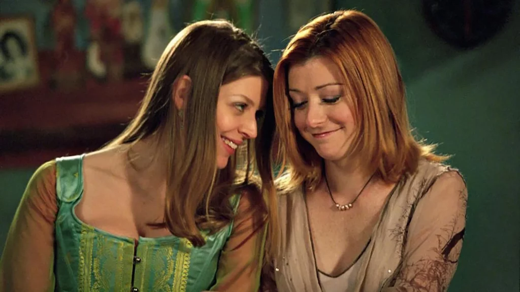 "Willow (Alyson Hannigan) y Tara (Amber Benson) compartiendo un momento íntimo en 'Buffy the Vampire Slayer'."
